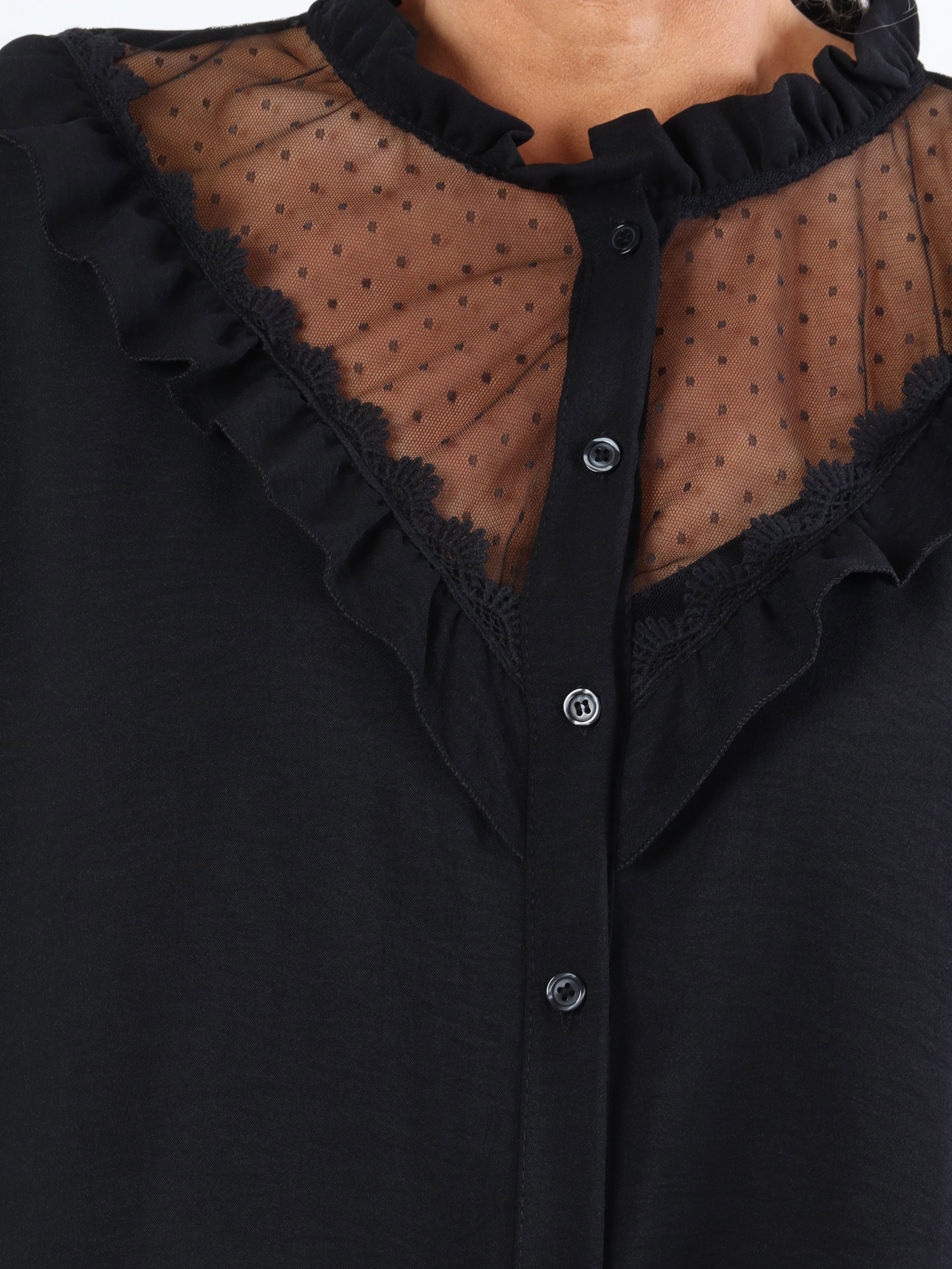 Ilsa - Sød plus size skjorte med blonde og flæsedetaljer